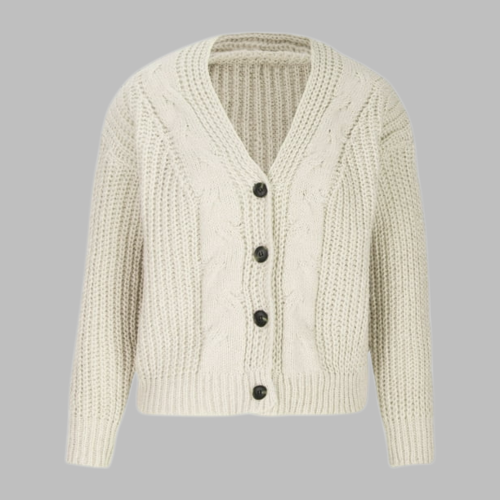 Beige Strickjacke mit Zopfmuster, V-Ausschnitt und schwarzen Knöpfen. Modische Damenbekleidung, ideal für Herbst und Winter.