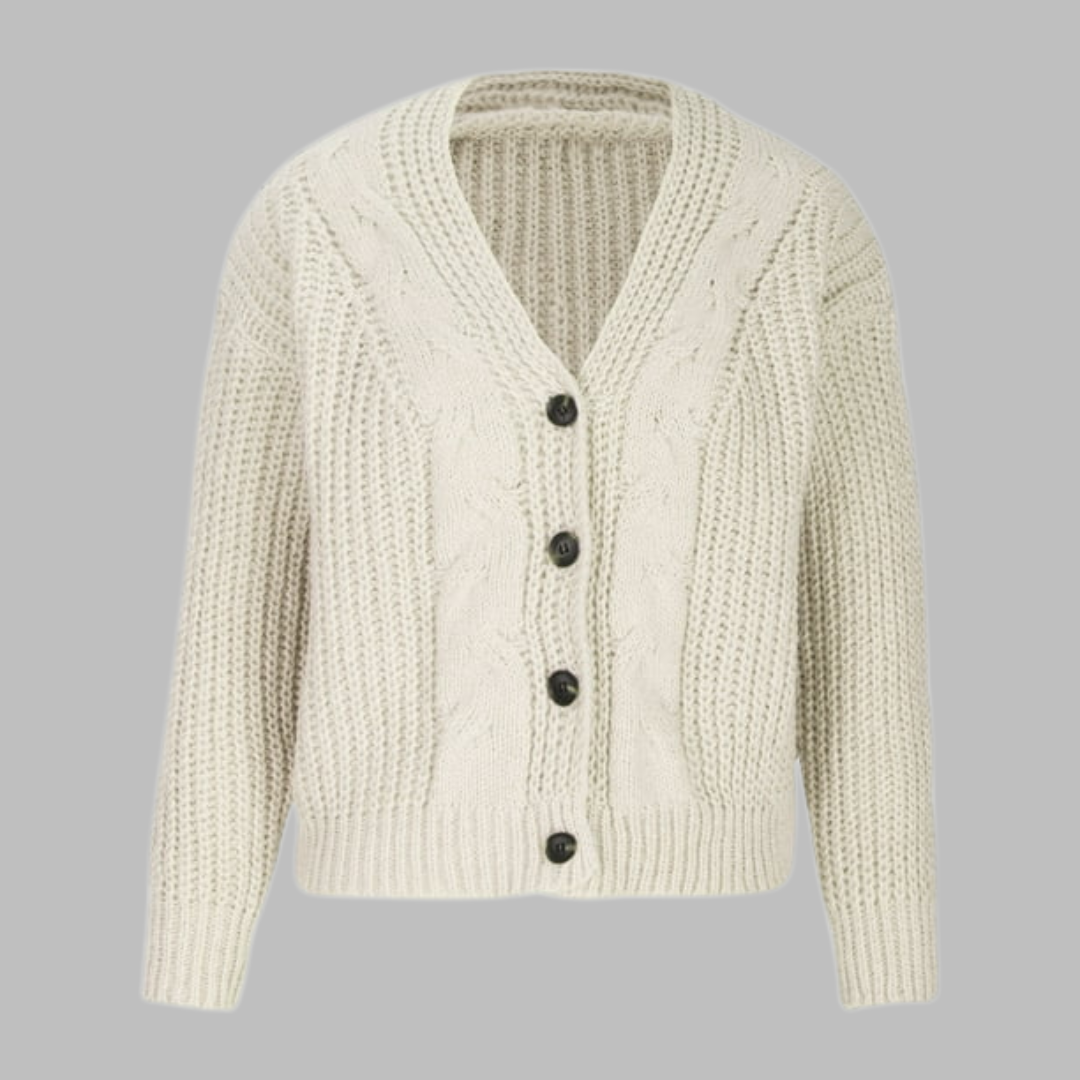 Beige Strickjacke mit Zopfmuster, V-Ausschnitt und schwarzen Knöpfen. Modische Damenbekleidung, ideal für Herbst und Winter.