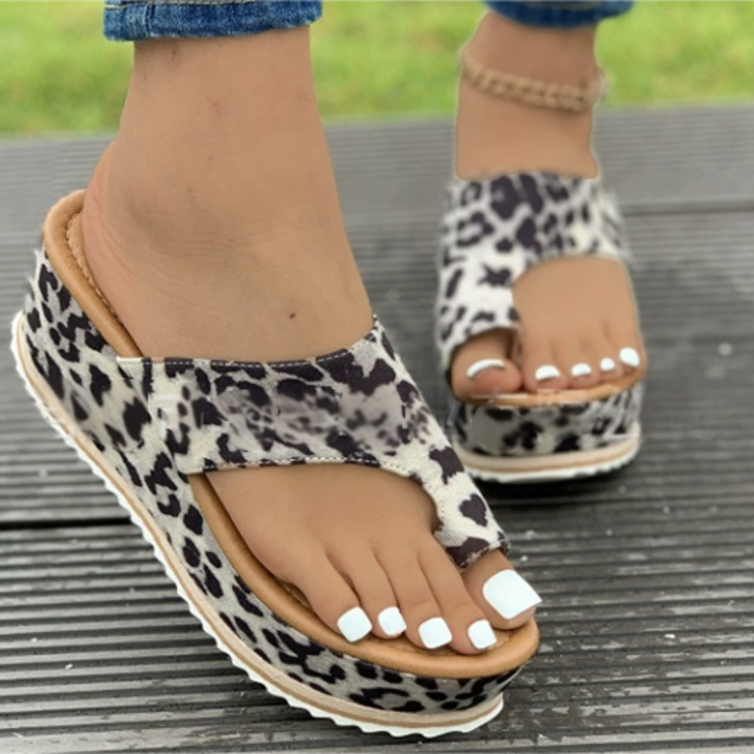 Sabrina Plateau Zehentrenner | Sommerliche Flip-Flops mit Leopardenmuster für Damen
