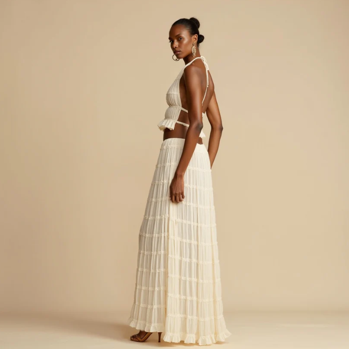 Frau in eleganter, cremefarbener, ärmelloser Abendkleid mit Rüschen, seitlich fotografiert. Perfekt für Mode, Abendmode, Damenbekleidung.