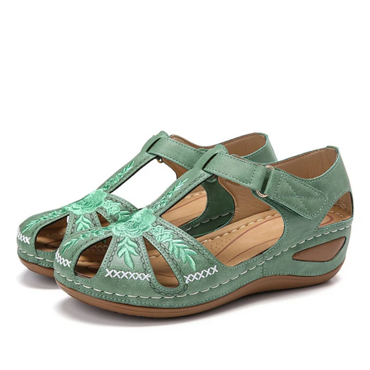 Grüne Damen-Sandalen mit Blumenstickerei, Klettverschluss und Keilabsatz. Bequeme Sommerschuhe, ideal für Freizeit und Alltag.