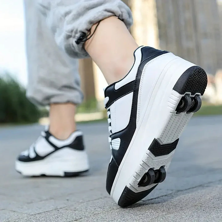 Schwarze und weiße Rollschuhe Sneaker auf Gehweg, Person in grauer Jogginghose. Bequeme Freizeitschuhe mit Rollen für Outdoor-Aktivitäten.