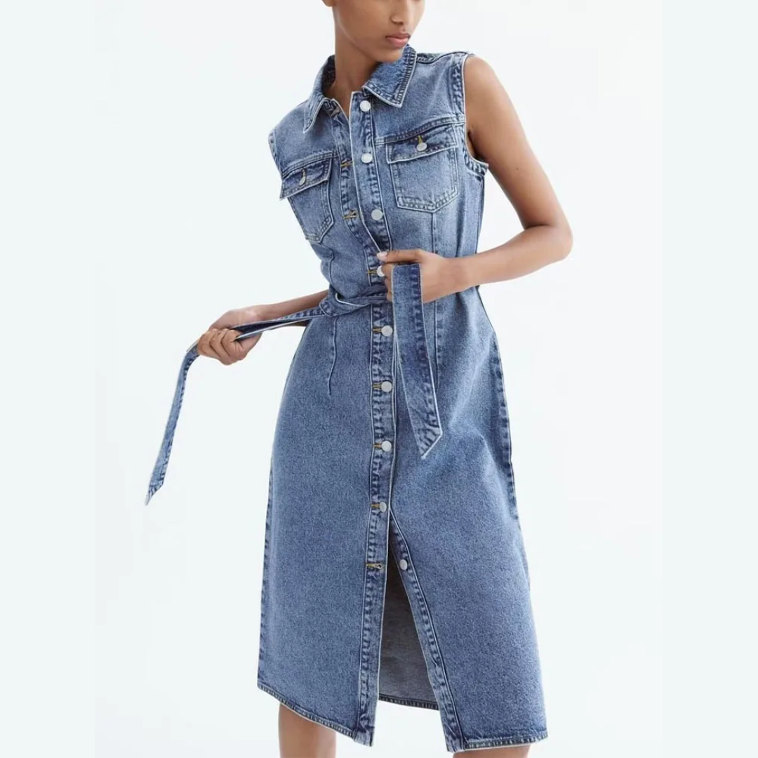 Frau trägt ärmelloses Jeanskleid mit Knopfleiste und Gürtel. Modetrend, Damenbekleidung, lässiger Stil, Denim-Kleid, Sommermode.