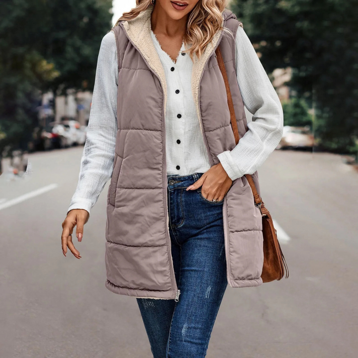 Lange Steppweste für kalte Tage - Stilvolle Daunenweste mit Fleece Futter und Kapuze für Damen