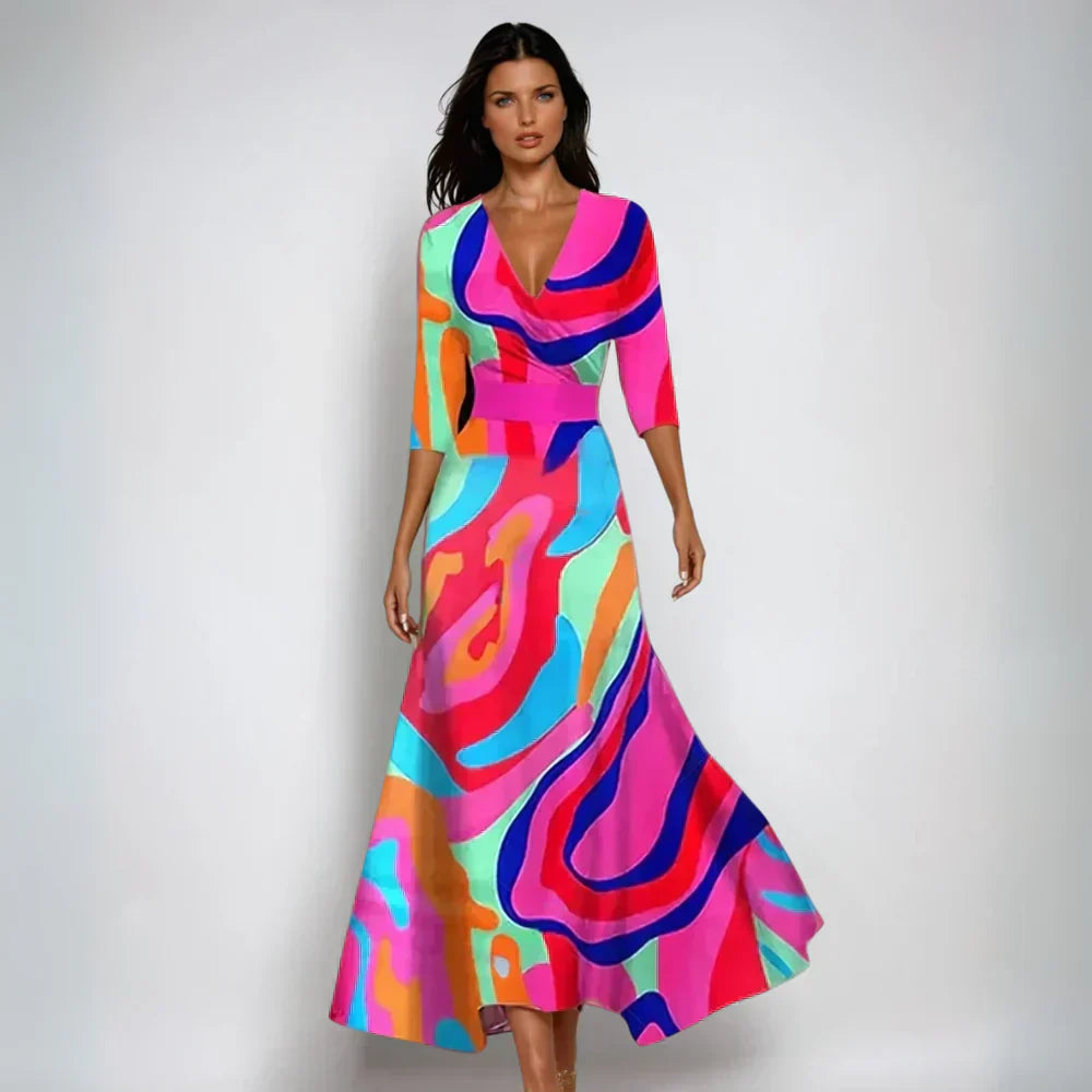 Frau in farbenfrohem, abstraktem Maxikleid mit langen Ärmeln, lebendige Muster, modisches Design, eleganter Look, trendige Damenmode.
