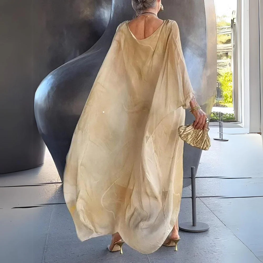 Elegante Frau in fließendem, transparentem Kleid mit goldener Clutch, steht vor moderner Skulptur. Stilvolle Mode, zeitgenössische Kunst, Luxus.