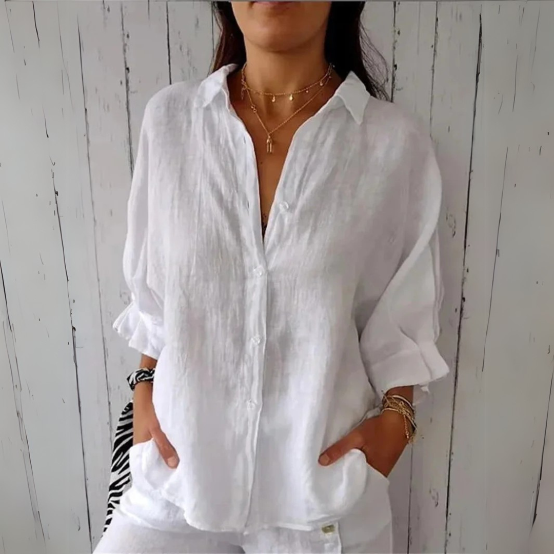 Weiße Leinenbluse Damenmode, lässig und elegant, mit hochgekrempelten Ärmeln. Perfekt für Sommeroutfits und stilvolle Freizeitkleidung.