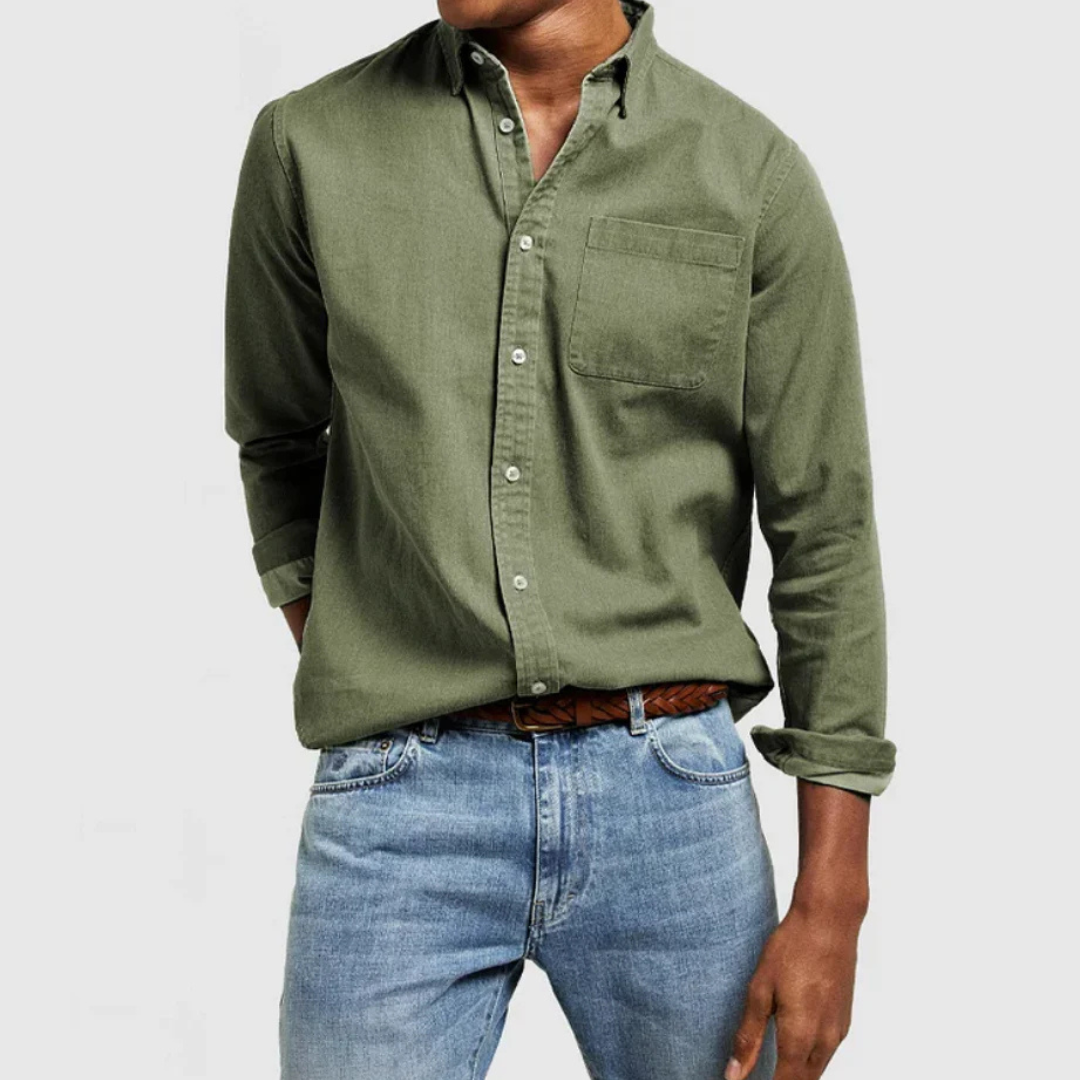 Grünes Herrenhemd aus Baumwolle, langärmelig, kombiniert mit blauer Jeans. Modischer Freizeitlook für Männer. Ideal für Alltag und Büro.