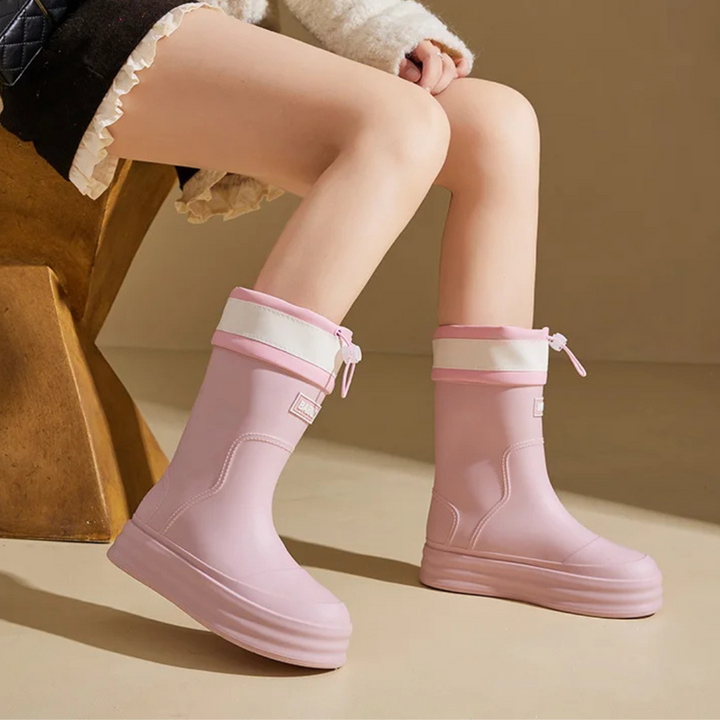 Regenstiefel für den Herbst - Beige Gummistiefel mit kontrastierenden Streifen und flacher Sohle für Damen