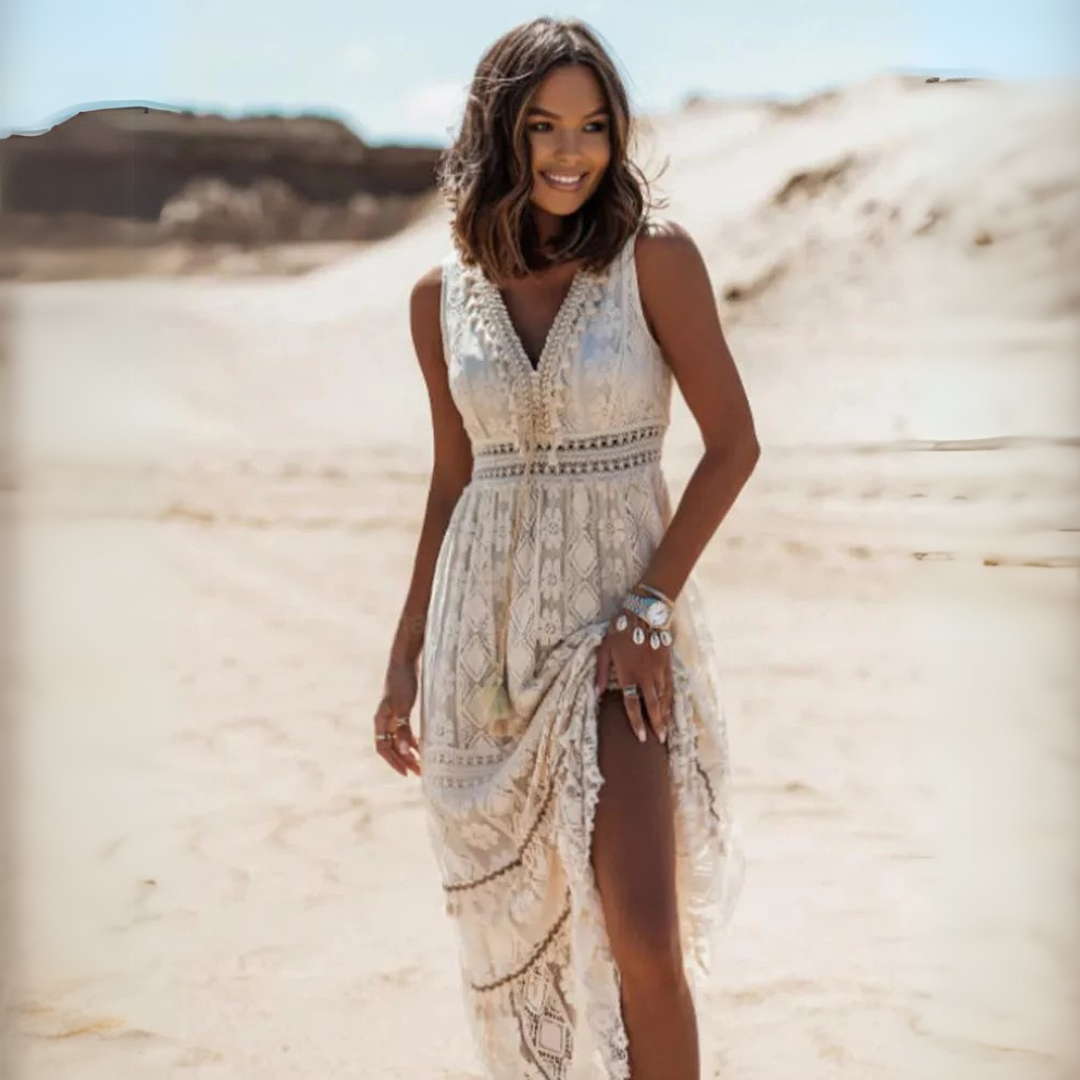 Frau in elegantem Sommerkleid in Wüstenlandschaft, lächelnd, mit Schmuck. Perfekt für Mode, Sommerkleidung, Wüstenfotografie.