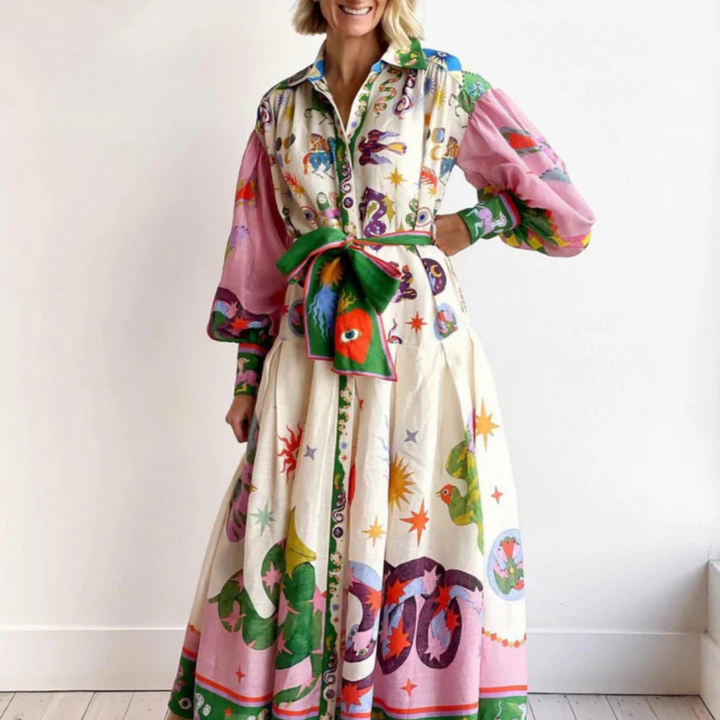 Buntes Maxikleid mit floralem Muster und Puffärmeln, gebunden mit grünem Gürtel. Perfekt für Frühling und Sommermode. Damenmode, trendiges Design.
