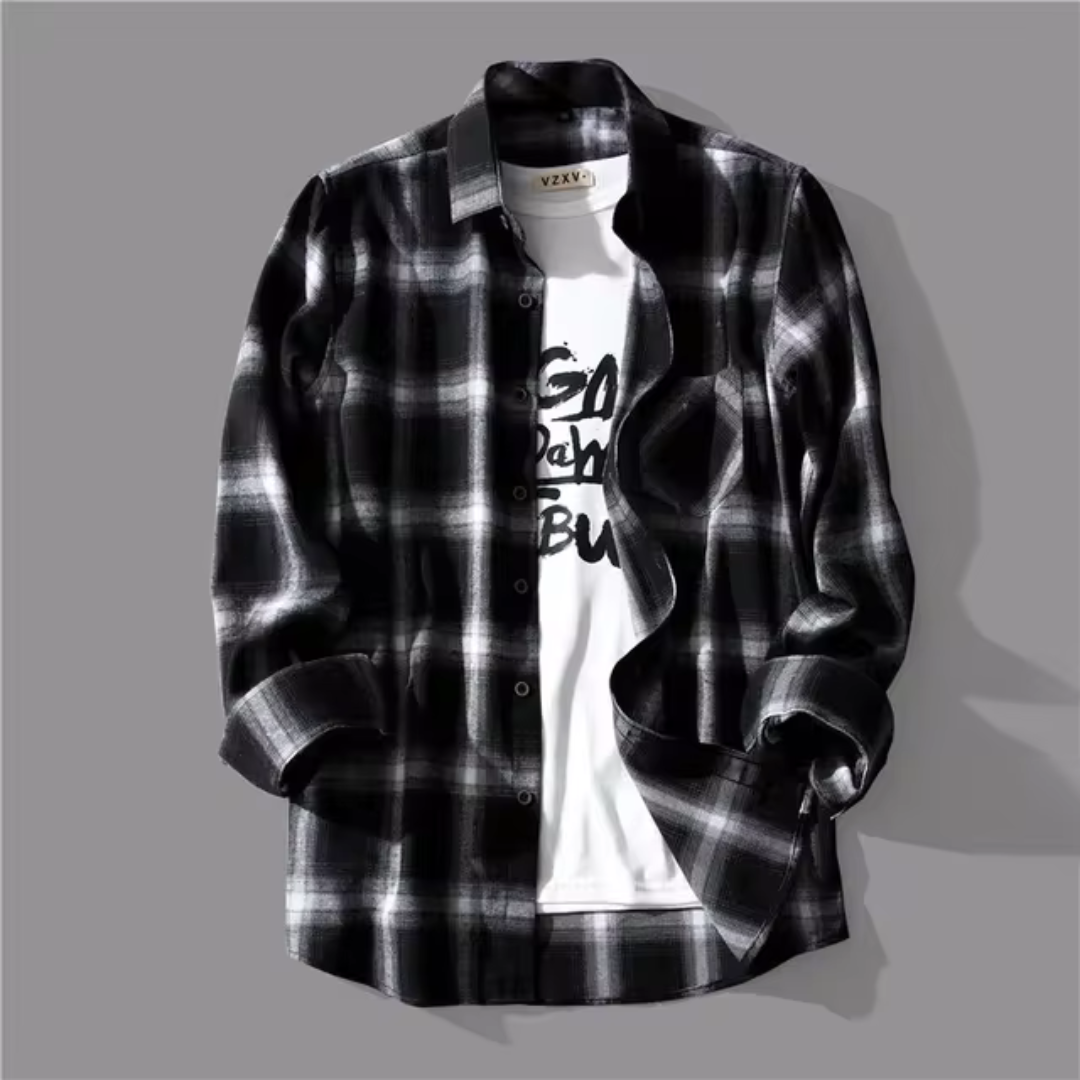 Schwarz-weiß kariertes Hemd aus Baumwolle, lässig über weißem T-Shirt mit Schriftzug, auf grauem Hintergrund. Herrenmode, Freizeitlook.