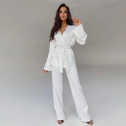 Sophia Zweiteiliges Set | Locker sitzende Seidensatin-Pyjamas mit Gürtel und langärmligem Oberteil