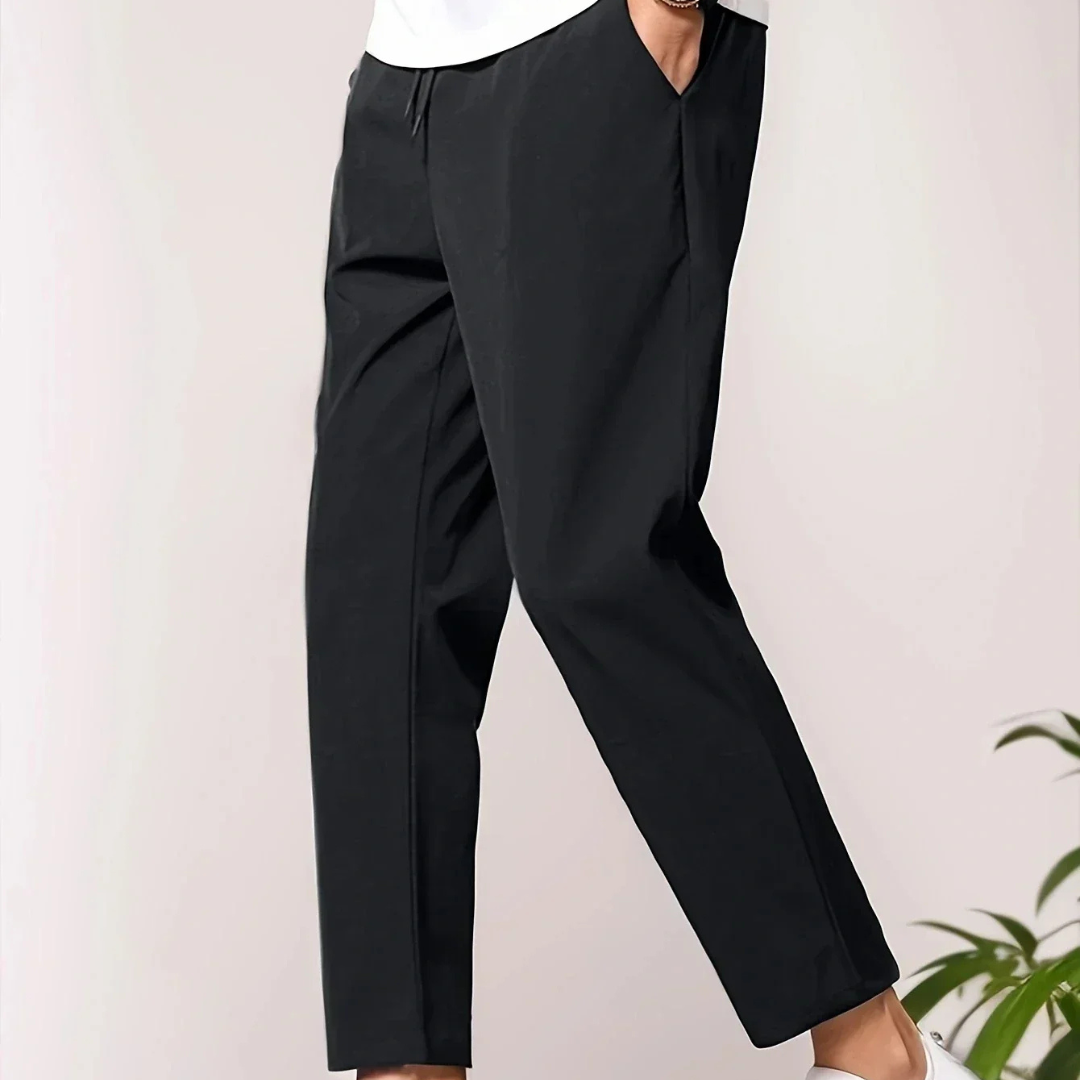 Schwarze Damenhose, elegant und modern, mit geradem Schnitt und Taschen, ideal für Büro oder Freizeit. Hochwertige Stoffqualität.