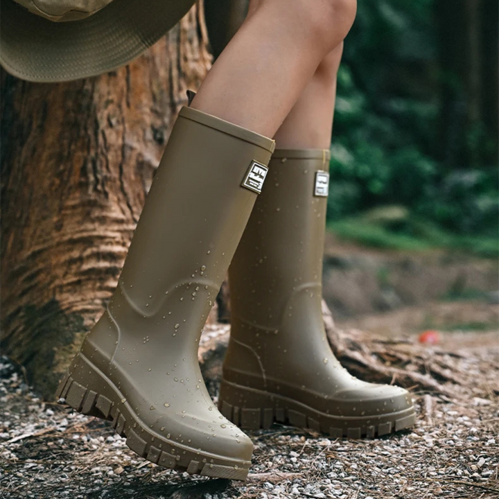 Regenstiefel für den Herbst - Schwarze Chelsea Gummistiefel mit Blockabsatz und Profilsohle für Damen