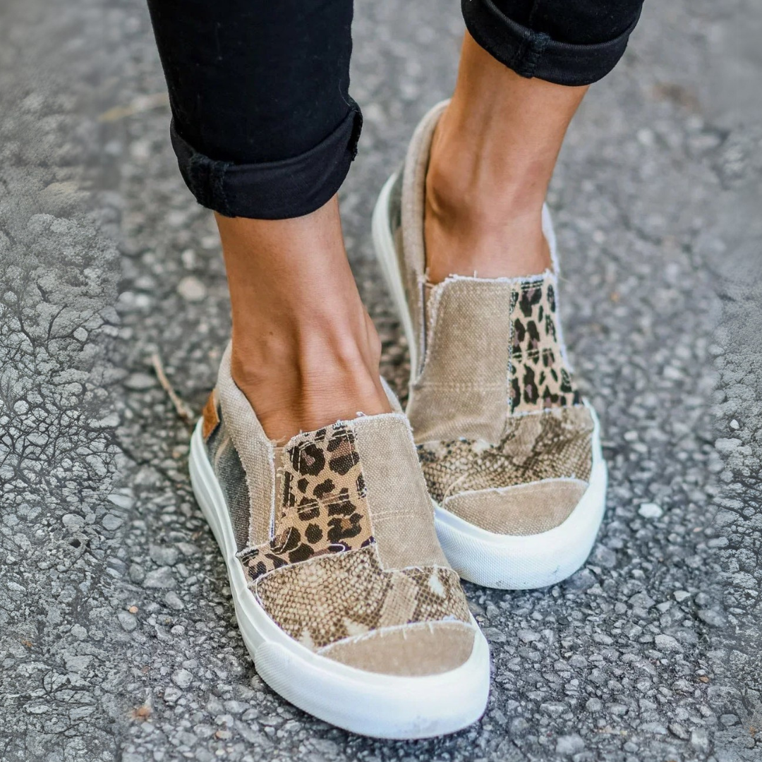 Damen-Sneaker mit Patchwork-Design, Leoparden- und Schlangenprint, beige und braun, auf Asphalt getragen. Modische Freizeitschuhe für Frauen.