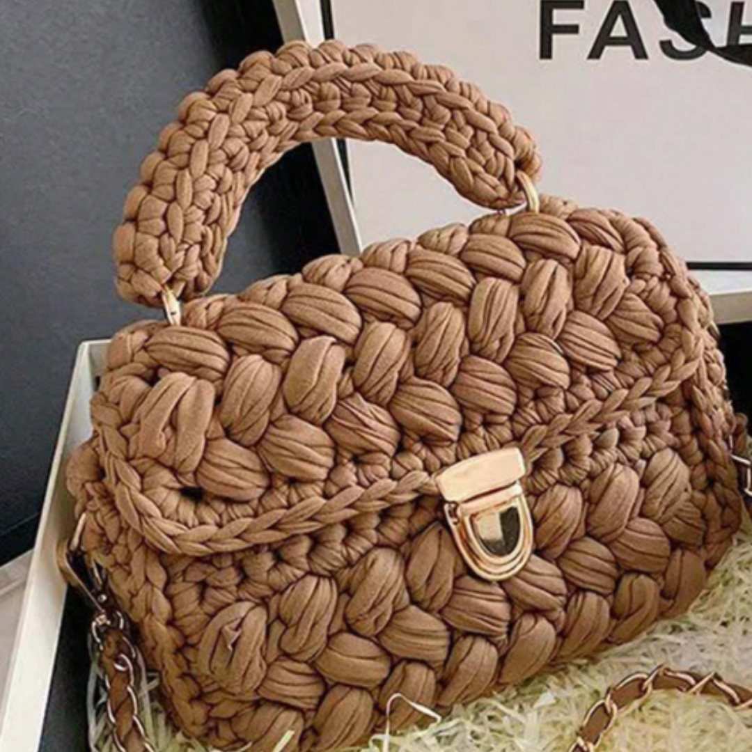 Braune handgefertigte Stricktasche mit goldener Schnalle, modisches Accessoire, nachhaltige Mode, ideal für umweltbewusste Trendsetter.