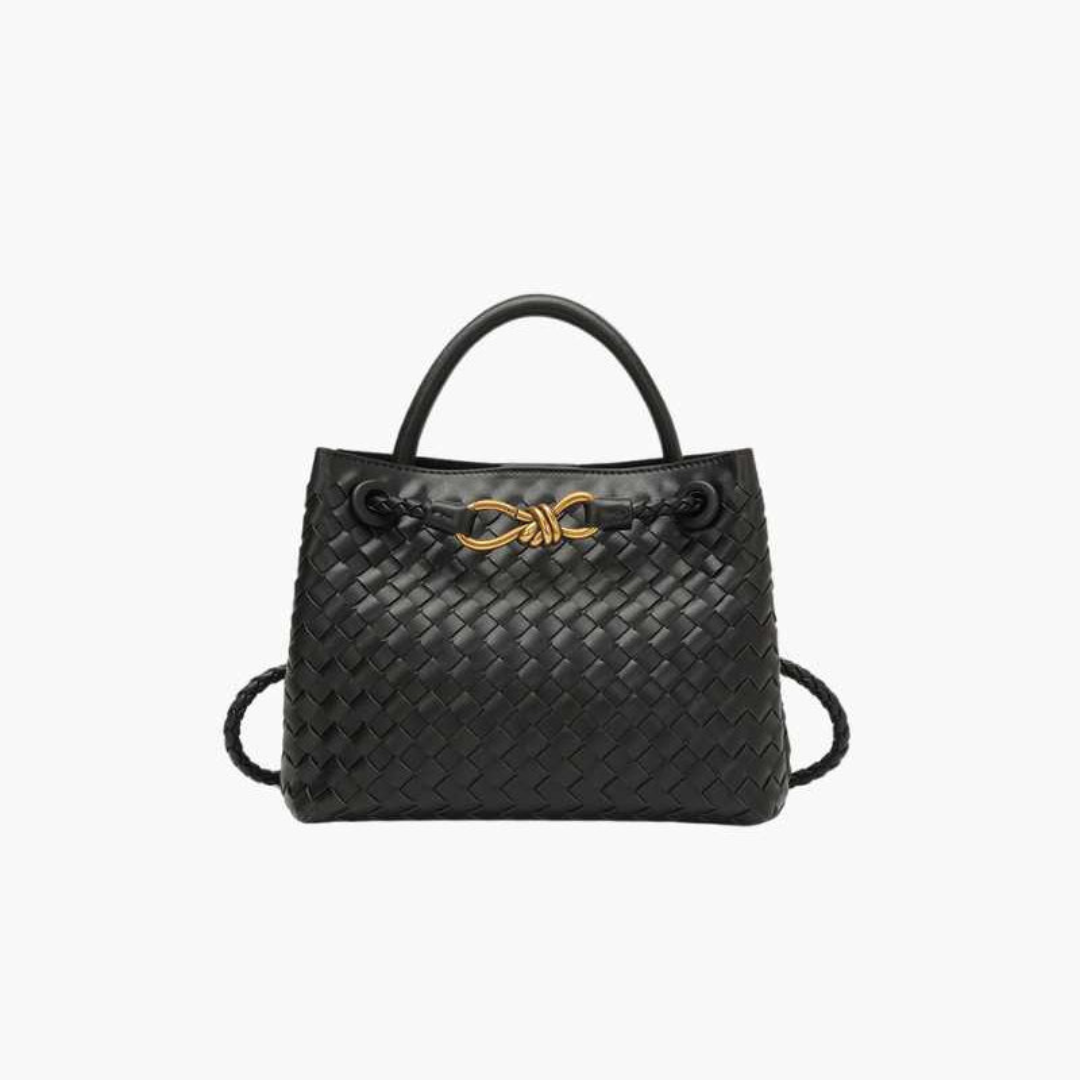 Schwarze Designer-Handtasche mit geflochtenem Leder, goldener Schnalle und Tragegriffen. Luxuriöse Damenmode, stilvolles Accessoire.
