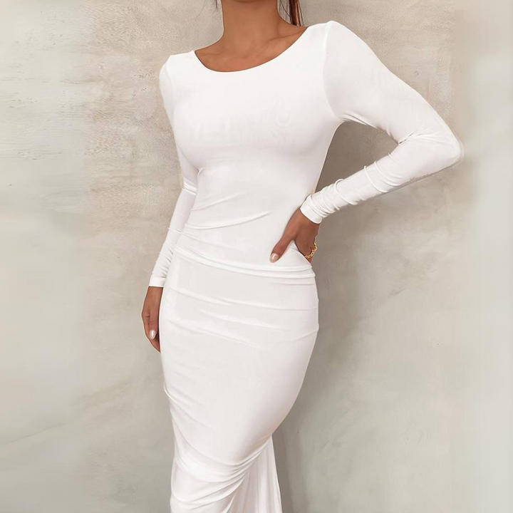 Frau in elegantem, figurbetontem weißen Kleid vor neutralem Hintergrund. Mode, Abendkleid, Damenbekleidung, stilvoll, modern.
