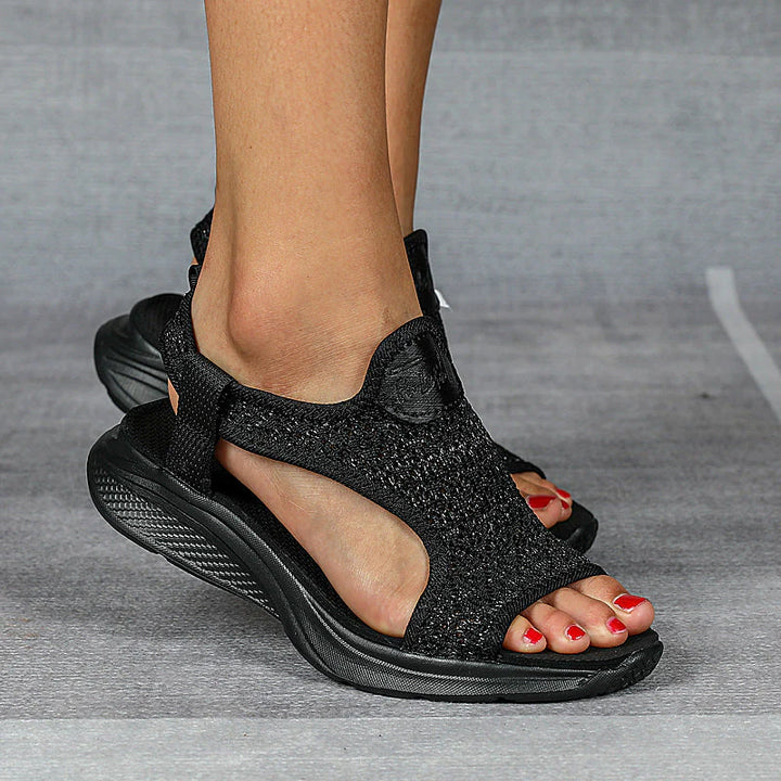 Schwarze Damen-Sandalen mit Keilabsatz, bequemem Fußbett und offenem Zehenbereich, ideal für Sommermode und Freizeitaktivitäten.
