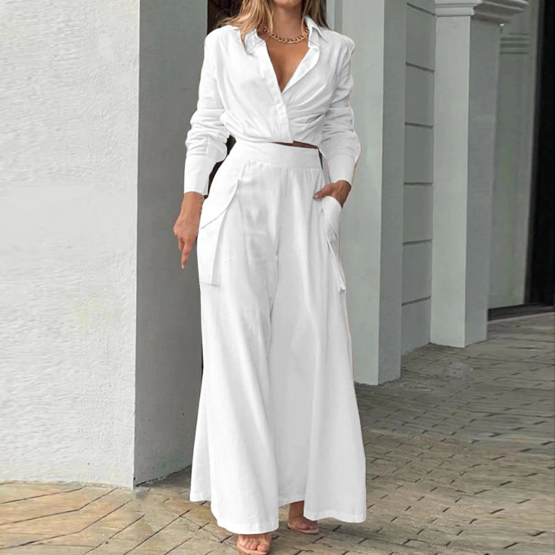 Weiße Damenhose mit weitem Bein und hoher Taille, kombiniert mit weißer Bluse. Elegantes, modernes Outfit für Sommermode und Freizeitkleidung.