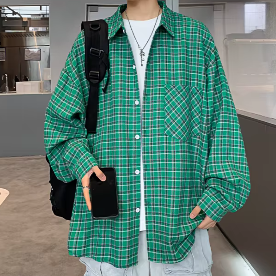 Grünes kariertes Hemd, lässiger Stil, getragen von Person mit Smartphone und Rucksack. Modetrend, Freizeitkleidung, urbaner Look.