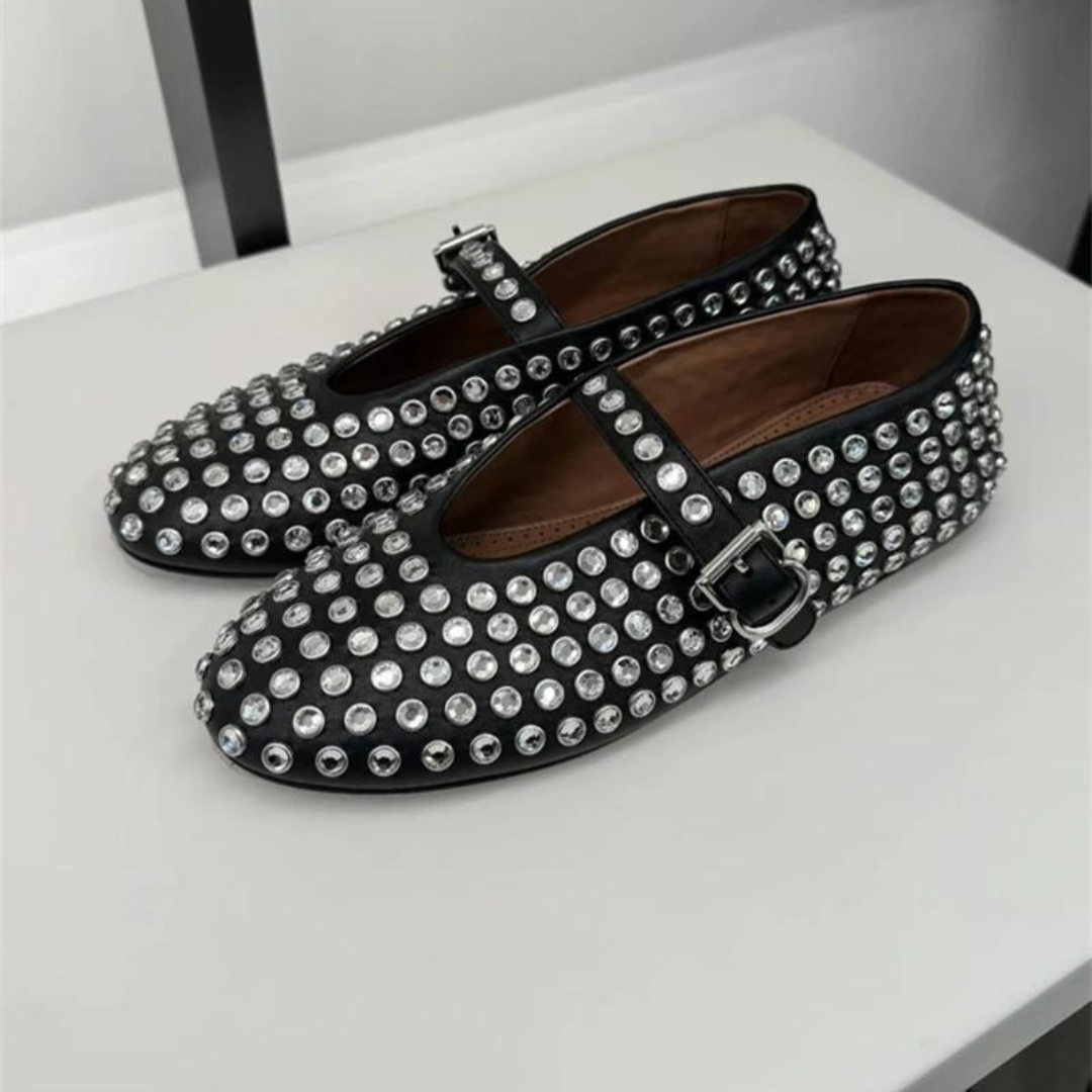Schwarze Mary Jane Schuhe mit silbernen Nieten, modisch und elegant, auf weißem Hintergrund. Perfekt für trendige Damenmode und stilvolle Outfits.