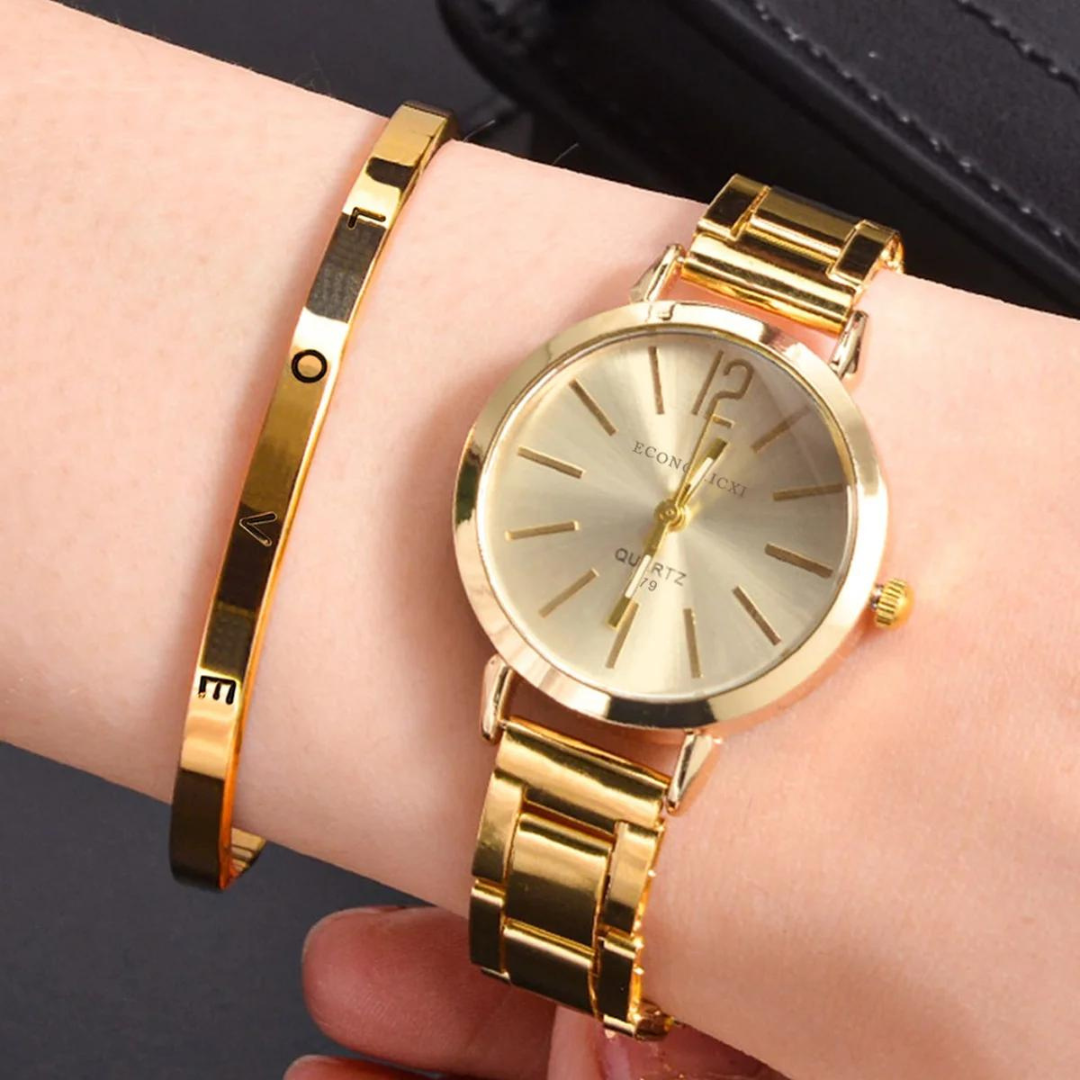 Goldene Armbanduhr mit Metallarmband und LOVE-Armband auf Handgelenk. Elegantes Design, modische Accessoires, stilvolle Uhr für Damen.