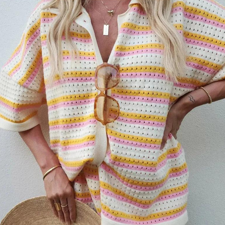 Frau in gestreiftem Strickoutfit in Pastellfarben, mit Sonnenbrille und Strohhut. Sommermode, lässiger Stil, trendige Accessoires.