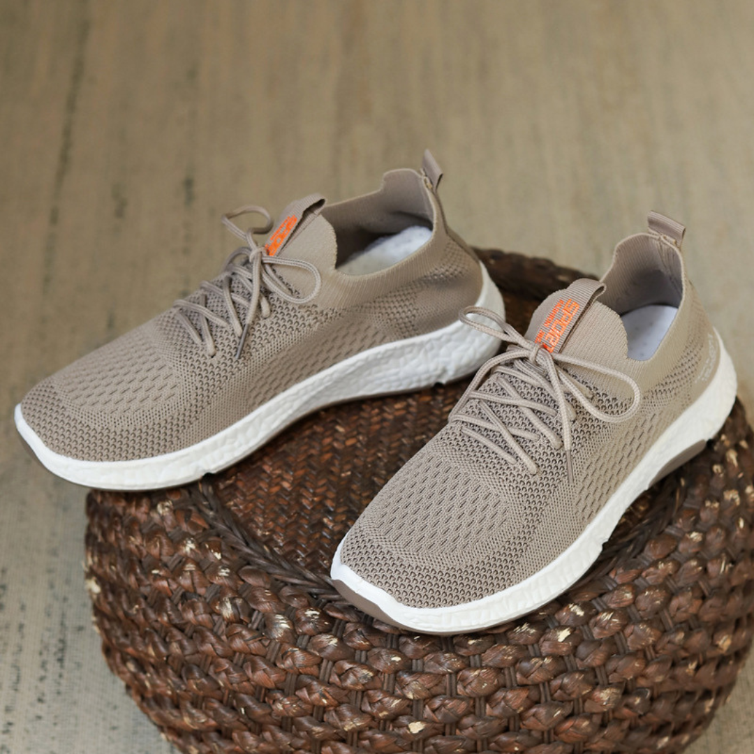 Beige Sneaker auf geflochtenem Hocker, atmungsaktives Strickmaterial, weiße Sohle, modisch, bequem, ideal für Freizeit und Sport.