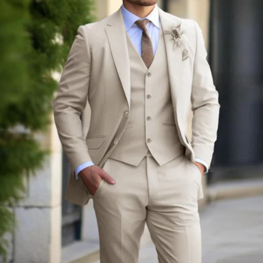 Eleganter Mann im beigen Anzug mit Weste und Krawatte, steht draußen. Stilvolle Herrenmode, formelle Kleidung, Business-Outfit.