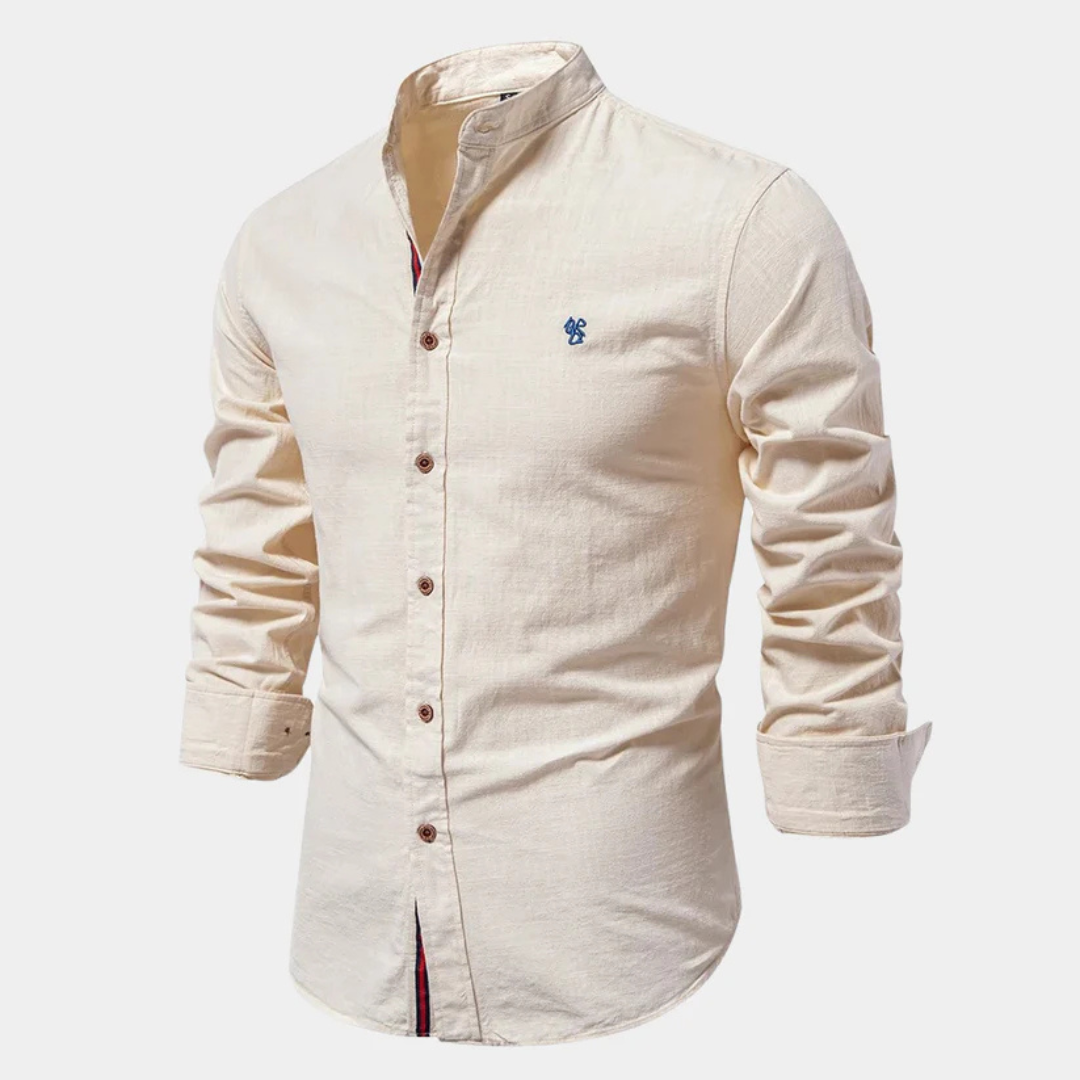 Herrenhemd beige, Stehkragen, lange Ärmel, Knopfleiste, gesticktes Logo, Baumwolle, elegant, modisch, Freizeitkleidung, Herrenmode.