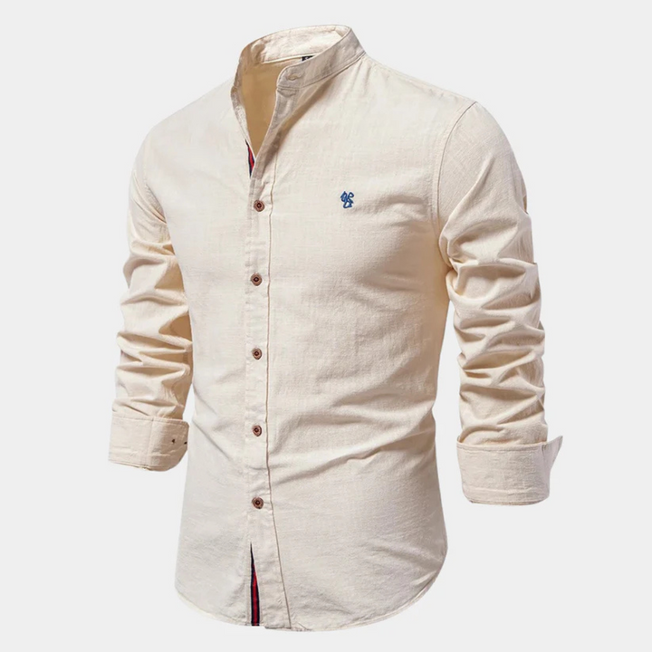 Herrenhemd beige, Stehkragen, lange Ärmel, Knopfleiste, gesticktes Logo, Baumwolle, elegant, modisch, Freizeitkleidung, Herrenmode.