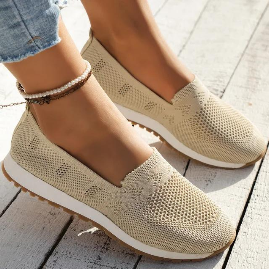 Damen Sneaker in Beige, atmungsaktiv und bequem, auf Holzdeck. Modische Freizeitschuhe, ideal für Sommer und Alltag. Perfekt für lässigen Stil.