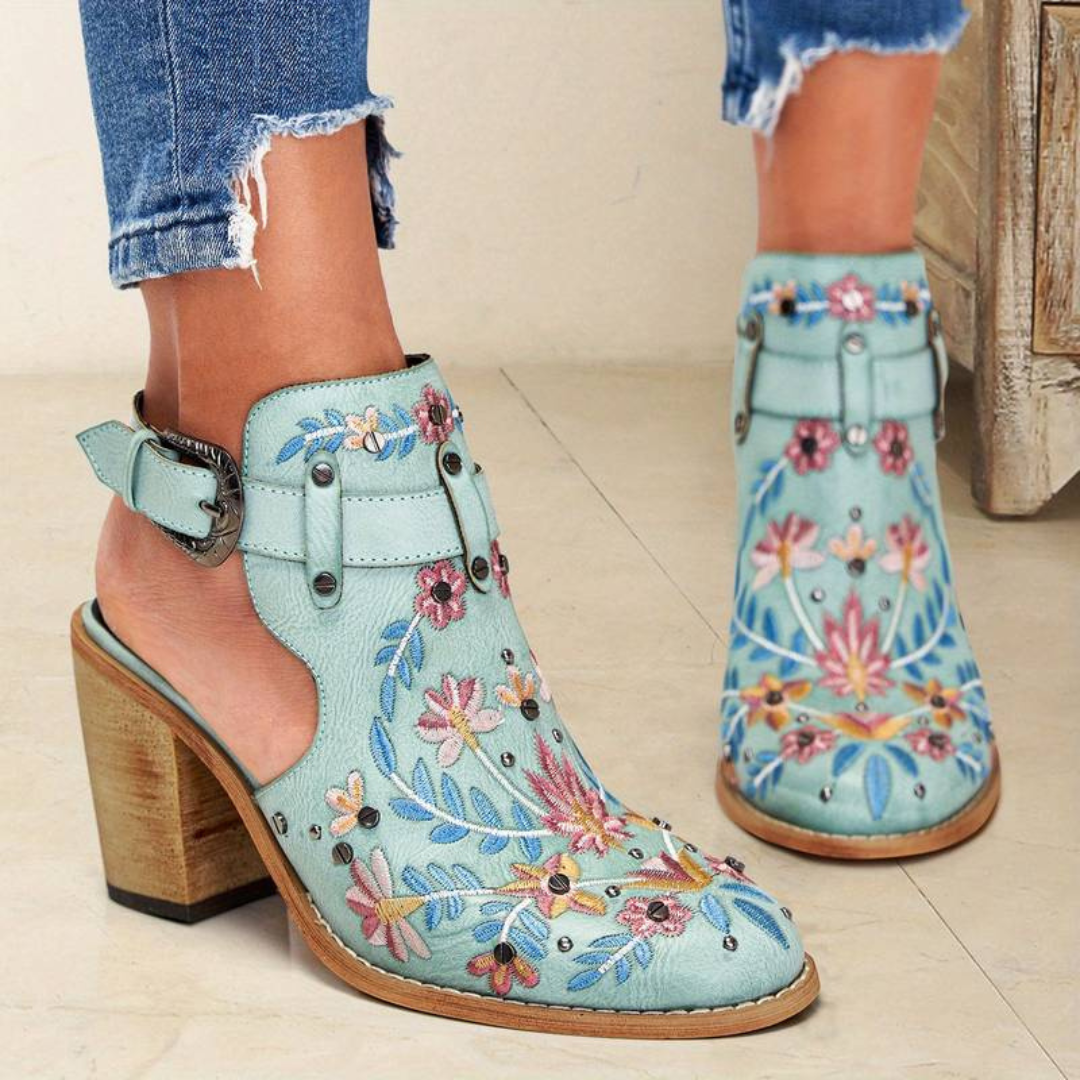 Damenstiefeletten mit Blumenstickerei, türkis, Blockabsatz, offener Ferse, Jeans kombiniert. Modische Frühlingsschuhe, trendige Damenmode.