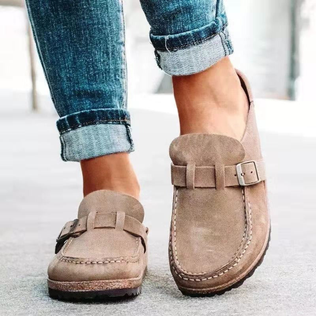 Damen Mokassins aus Wildleder in Beige, kombiniert mit hochgekrempelten Jeans. Bequeme Freizeitschuhe für den Alltag.
