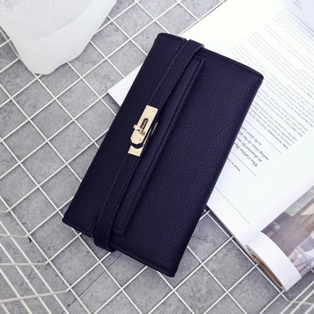 Schwarze Lederhandtasche auf einem Gitterhintergrund neben einem offenen Buch. Elegante Damen-Geldbörse, stilvolles Accessoire, Modeartikel.