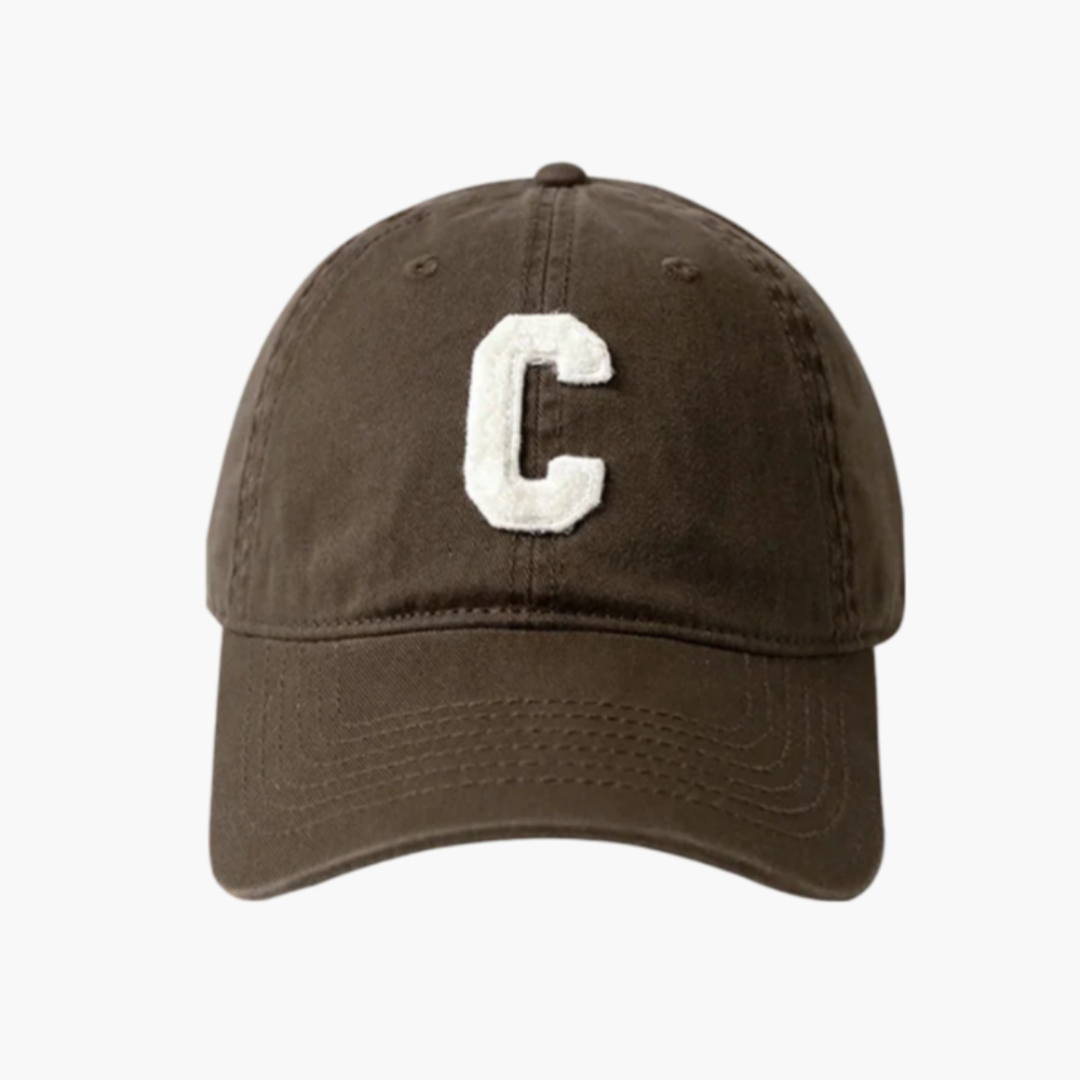 Braune Baseballkappe mit weißem "C"-Logo, klassisches Design, Unisex, verstellbar, ideal für Freizeit und Sport.