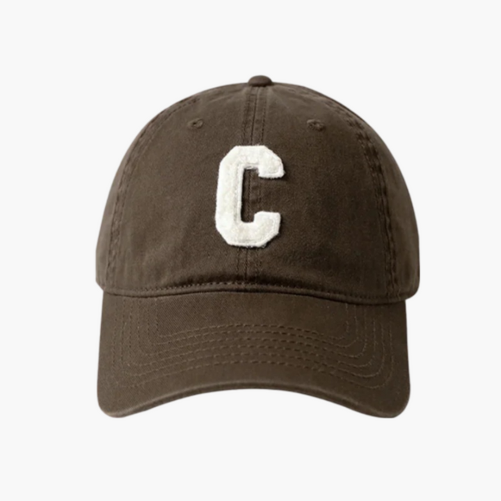 Braune Baseballkappe mit weißem "C"-Logo, klassisches Design, Unisex, verstellbar, ideal für Freizeit und Sport.