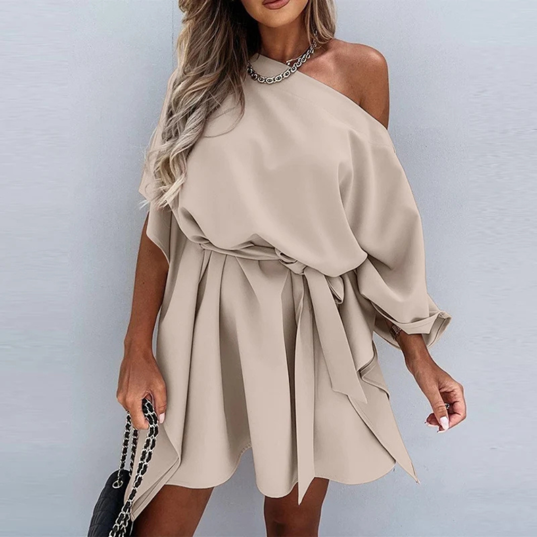 Beigefarbenes, schulterfreies Damenkleid mit Gürtel, elegantes Design, ideal für Sommermode. Perfekt für stilvolle Anlässe und Freizeitkleidung.
