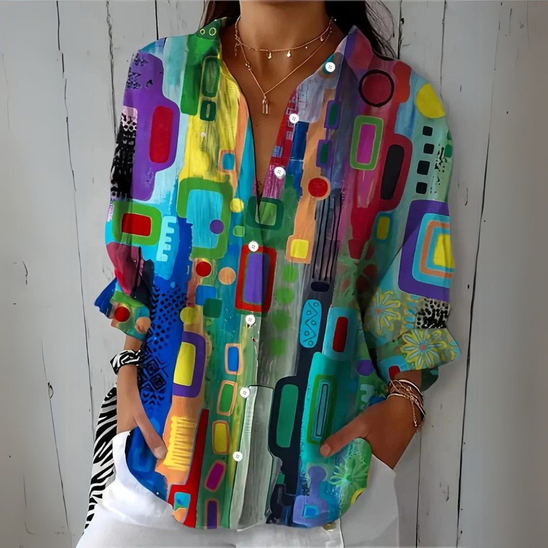 Bunte Damenbluse mit abstraktem geometrischem Muster, langen Ärmeln und Knopfleiste. Modische Kleidung, ideal für trendbewusste Frauen.