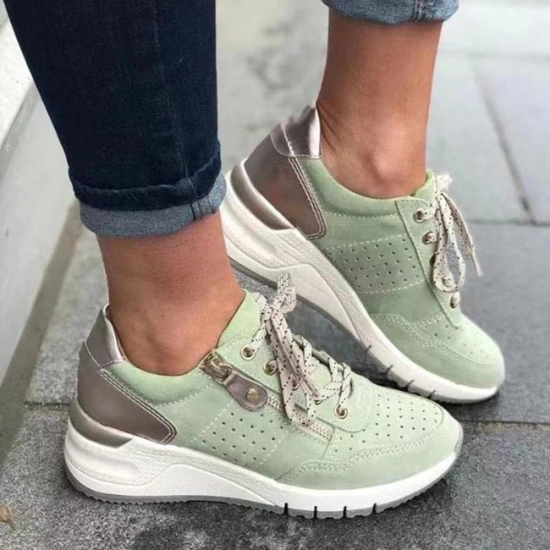 Damen Sneaker in Mintgrün und Weiß mit Metallic-Details, perforiertem Design und Schnürsenkeln. Modische Freizeitschuhe für den Alltag.