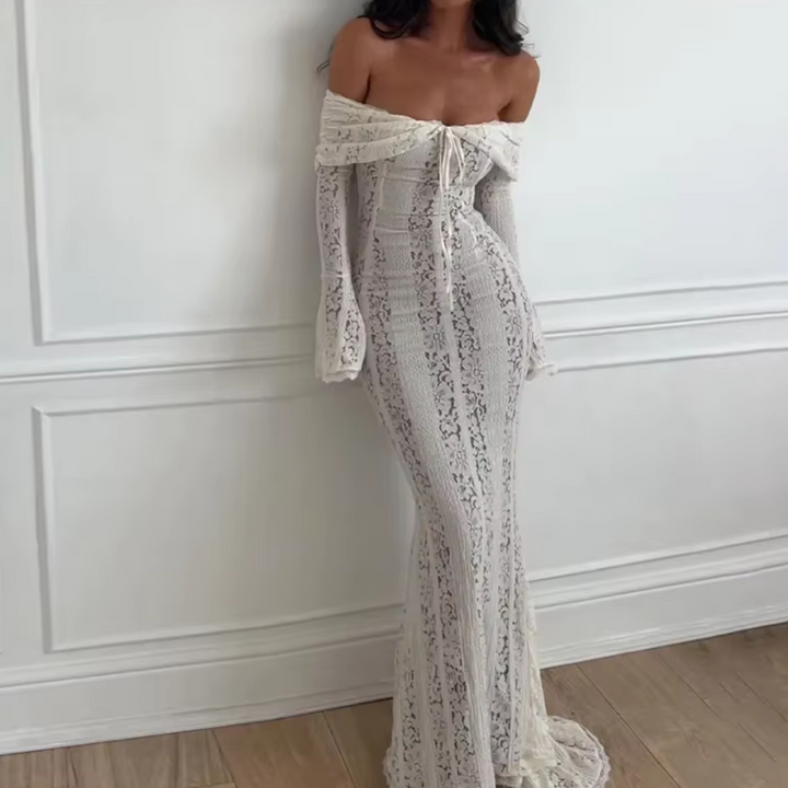 Elegantes, schulterfreies Spitzenkleid in Weiß, figurbetont und bodenlang, ideal für Hochzeiten oder formelle Anlässe. Zeitloser, femininer Stil.