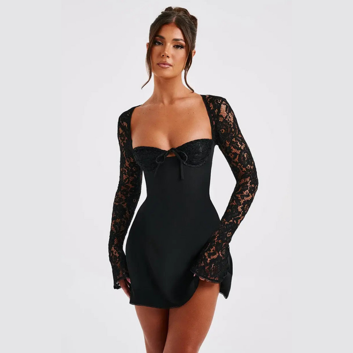 Frau in schwarzem Spitzenkleid mit langen Ärmeln, elegantes Design, modisches Abendkleid, stilvolle Damenmode, trendige Kleidung.