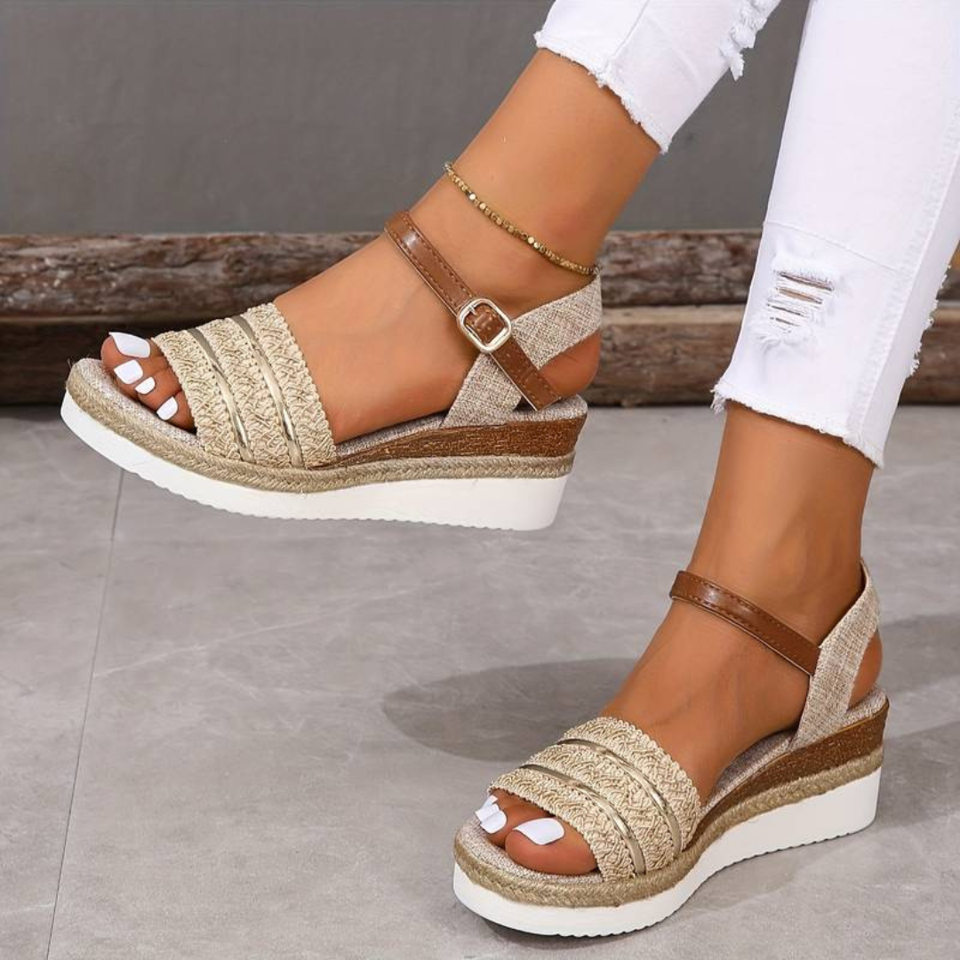 Damen Sandalen mit Keilabsatz, beige und braun, geflochtenes Design, verstellbare Riemen, kombiniert mit weißen Jeans, modisch und sommerlich.