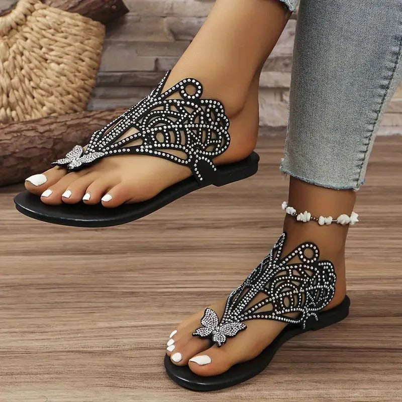 Damen Sandalen mit Strass, Schmetterlingsdesign, schwarze flache Sohle, modisch, ideal für Sommer, Freizeit, Strand, Fußkettchen Accessoire.