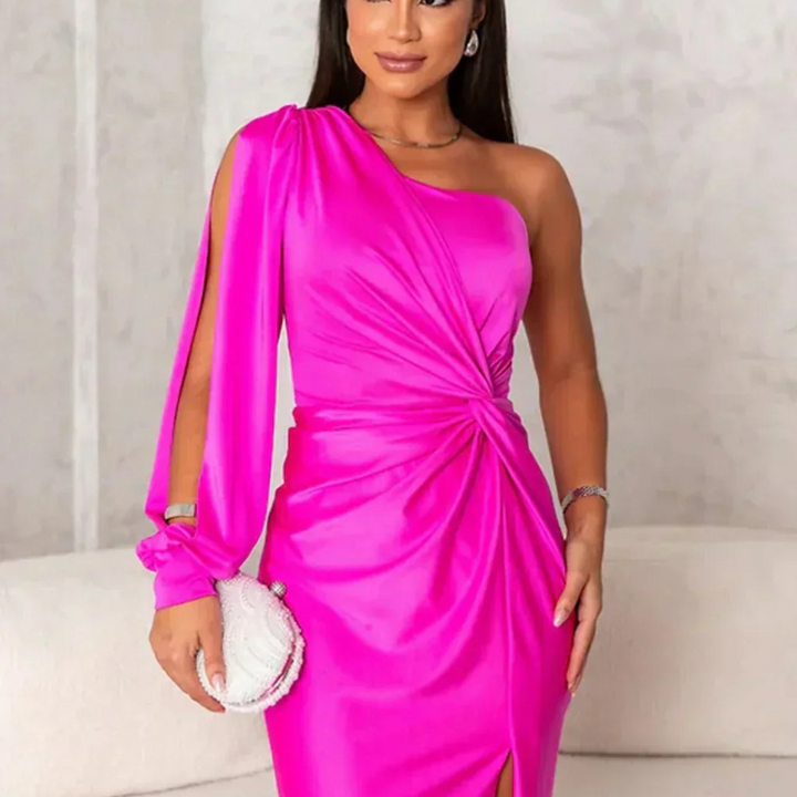 Eine Frau trägt ein leuchtend pinkes, schulterfreies Kleid mit Knoten-Detail und hält eine weiße Clutch. Elegante Abendmode, modisches Design.