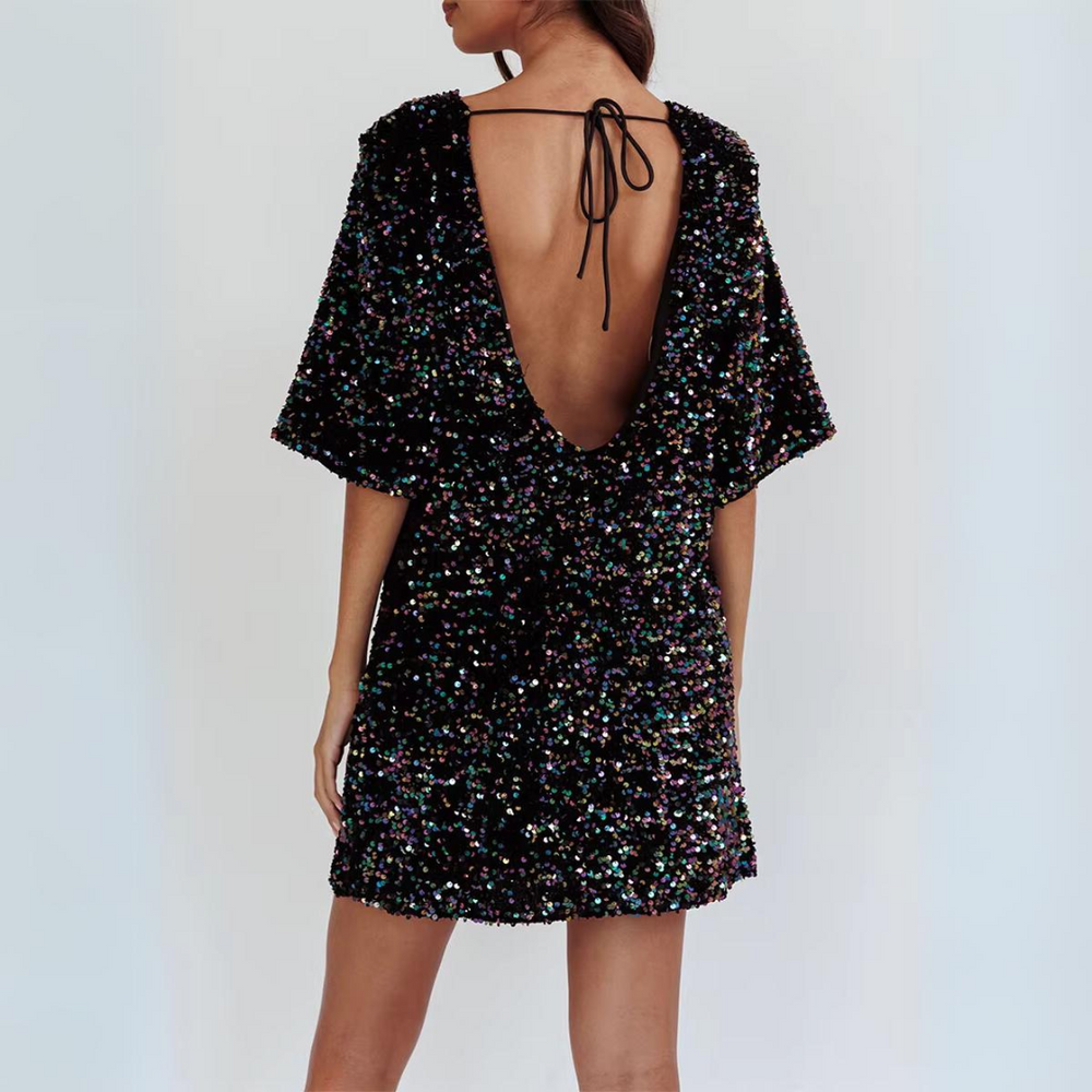 Funkelndes schwarzes Paillettenkleid mit tiefem Rückenausschnitt und kurzen Ärmeln, ideal für elegante Abendveranstaltungen und Partys.