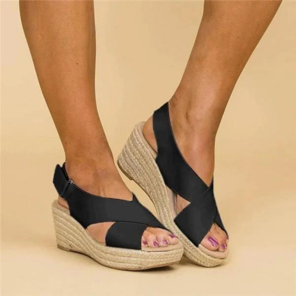 Schwarze Damen-Sandalen mit Keilabsatz und Bastsohle, ideal für Sommermode. Bequeme, stilvolle Schuhe für Freizeit und Strand.