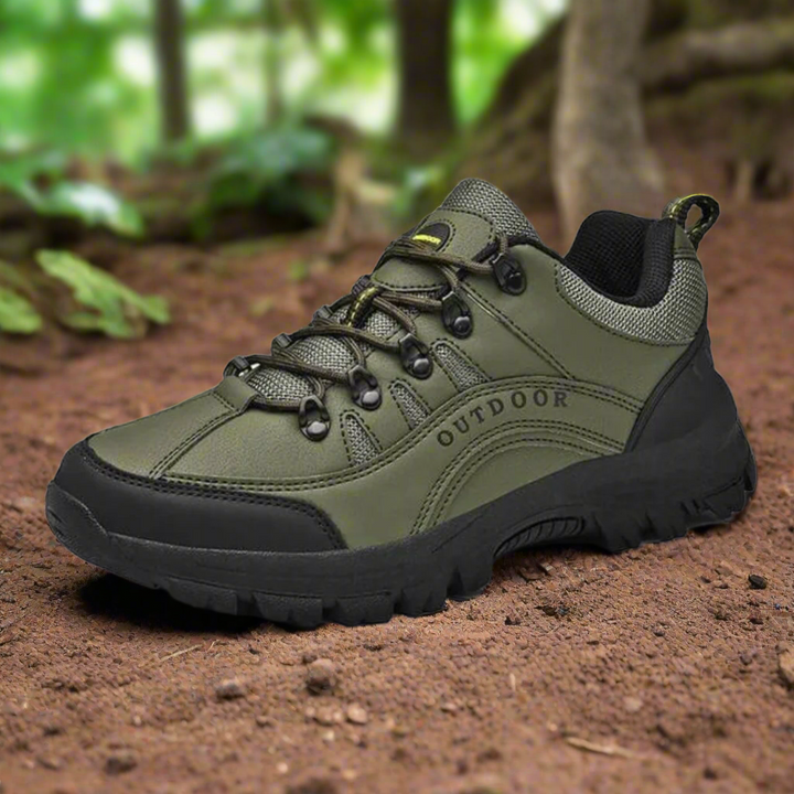 Grüner Outdoor-Wanderschuh auf Waldboden, robustes Design, ideal für Trekking und Naturabenteuer. Hochwertige Materialien, rutschfeste Sohle.
